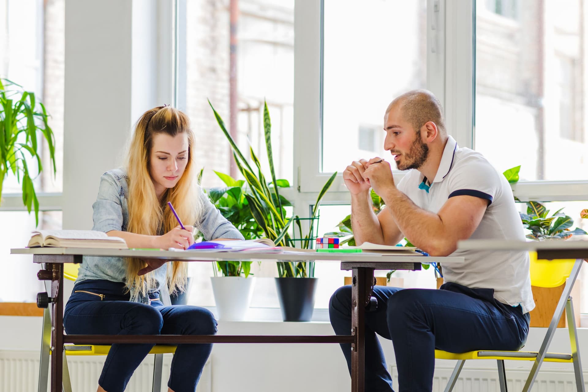 Coach en medewerker in een persoonlijk coachingsgesprek